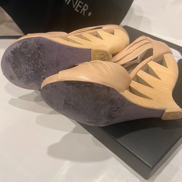 These are the cutest shoes!!!! Like new donald j pliner size 6 beige Napa heels - Picture 4 of 4